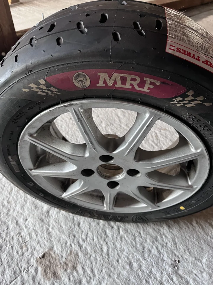 Pneu MRF R14